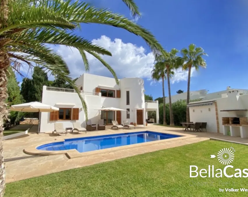 Ibizan palm villa in an ambitious 2nd line of the sea