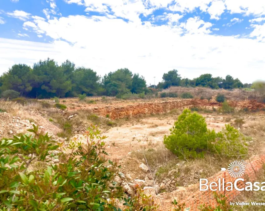 Commercial building plot with 800 m2 basic project in an ideal location to Porto Petro and Cala d´Or