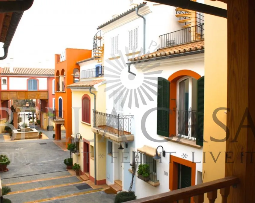 Luxury townhouse with private sunroof terrace in exclusive community