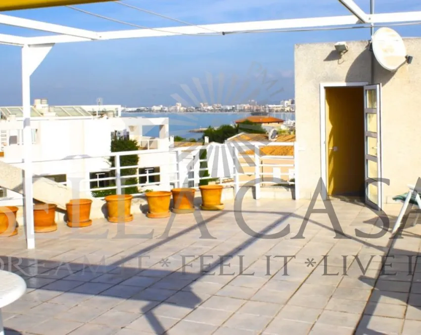 Lichtdurchflutete Eck Villa mit Panorama Terrasse und Blick auf Palma
